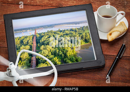 Die alte und die neue Kette von Felsen Brücke über den Mississippi River in der Nähe von St Louis - Überprüfung eine Antenne Bild auf einem digitalen Tablet Stockfoto