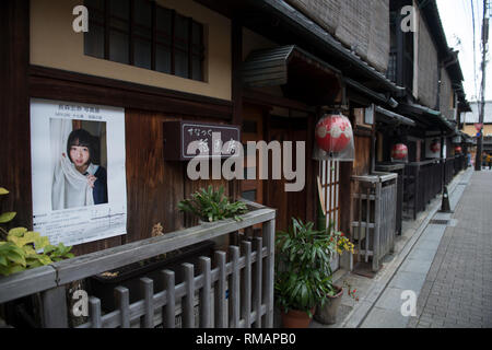 Traditionelle Holzhaus, mit Poster außerhalb Holzhaus, Gion Distrikt, Kyoto, Japan Stockfoto