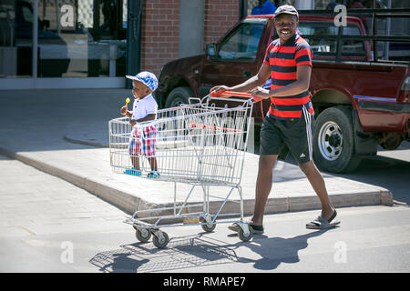 Johannesburg, Südafrika - 4 September, 2018: Vater drücken baby boy in Einkaufswagen. Stockfoto