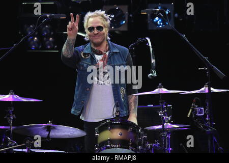 Schlagzeuger Matt Sorum wird gezeigt auf der Bühne während eines "live" Konzert mit den Königen von Kaos. Stockfoto