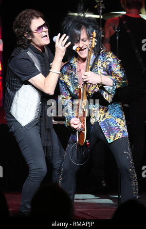 Sänger Glenn Hughes und Gitarrist Steve Stevens dargestellt auf der Bühne während eines "live" Konzert mit den Königen von Kaos. Stockfoto