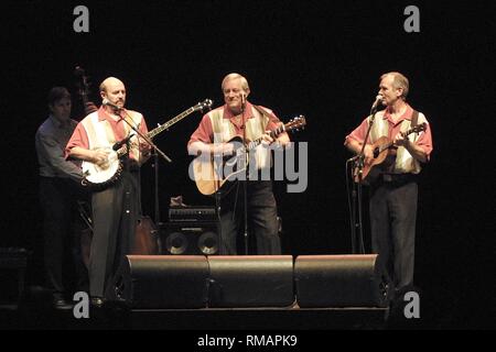 Ein Musiker des Kingston Trio wird gezeigt auf der Bühne während eines Live Konzert aussehen. Stockfoto