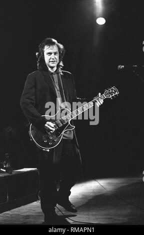 Gitarrist und Sänger Dave Davies der englischen Band The Kinks dargestellt auf der Bühne während einer "live"-Konzert aussehen. Stockfoto