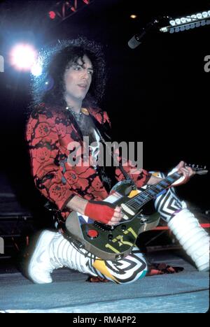 Gitarrist und Sänger Paul Stanley von der Rockband KISS ist dargestellt auf der Bühne während einer "live"-Konzert aussehen. Stockfoto