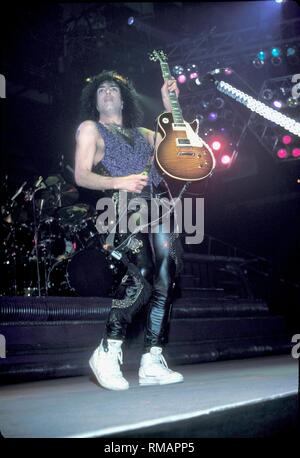 Gitarrist und Sänger Paul Stanley von der Rockband KISS ist dargestellt auf der Bühne während einer "live"-Konzert aussehen. Stockfoto