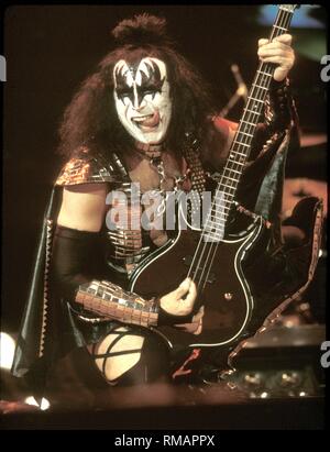 Bassist, Sänger und Schauspieler Gene Simmons von der Rockband KISS ist dargestellt auf der Bühne während einer "live"-Konzert aussehen. Stockfoto