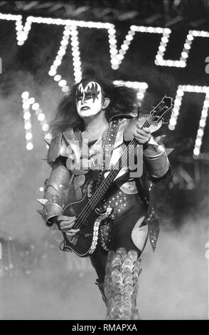 Bassist, Sänger und Schauspieler Gene Simmons von der Rockband KISS ist dargestellt auf der Bühne während einer "live"-Konzert aussehen. Stockfoto