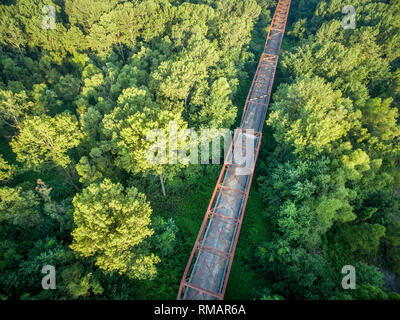 Luftaufnahme von einer alten Brücke gegen grüne Bäume (alte Kette von Felsen Brücke über den Mississippi River) Stockfoto