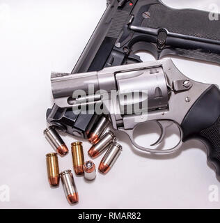 Zwei Pistolen, 40 Kaliber Pistole und einem 357 Magnum Revolver mit 40 Geschosse vom Kaliber auf weißem Hintergrund Stockfoto
