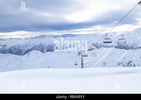 Im Winter mit dem Schneemobil georgischen Berge bewegen, Gudauri Stockfoto