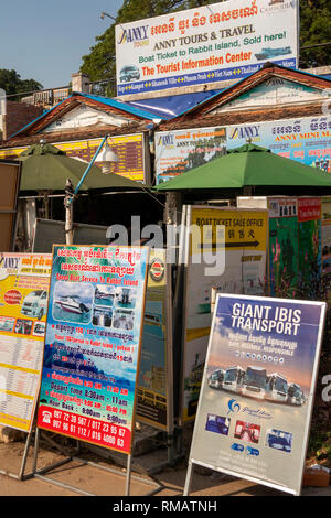 Kambodscha, Kampot, Kep, Strand, Boards außerhalb Anny Touren und Reisen Büro Werbung Bootsfahrten zu Rabbit Island und riesigen Ibis Bus Tickets Stockfoto