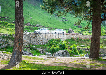 Pahalgam, Jammu und Kaschmir, Indien: Vom - 20. August 2018: Die beiden SUV Autos in einem Kurort voll von grünen geparkt Stockfoto