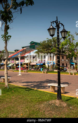 Kambodscha, Kampot Kampot Provinz, Stadt, Alten Markt, Street 724, öffentlichen Park mit alten französischen kolonialen Eigenschaften gefüttert Stockfoto