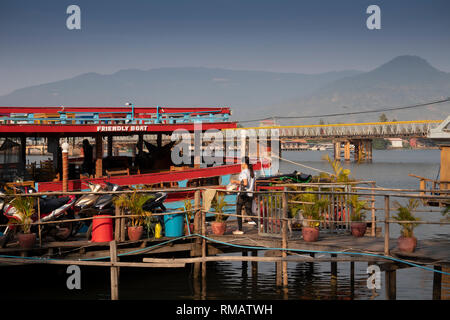 Kambodscha, Kampot Province, Kampot, Riverside, Boot schwimmenden Restaurant durch die alte Brücke Stockfoto