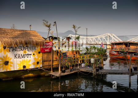 Kambodscha, Kampot Province, Kampot, Riverside, Sonnenblumen floating Bar und Restaurant durch die alte Brücke Stockfoto