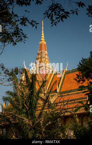 Kambodscha, Kampot Province, Kampot, Trey Koh, Fisch Insel, Wat Traeuy Kaoh, verzierten Fliesen- Dach des Gebets Hall Stockfoto