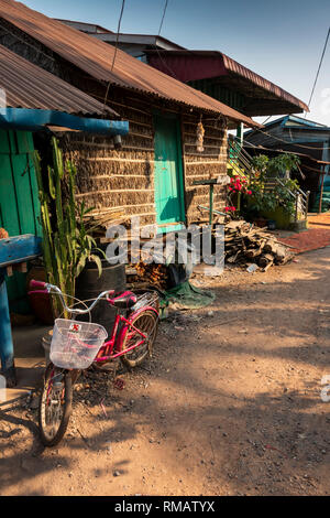 Kambodscha, Kampot Province, Kampot, Trey Koh, Fisch Insel, Kaoh Traeuy Fischerdorf neben Prek Kampong Kandal Fluss, Fahrrad ausserhalb Einfache thatche Stockfoto