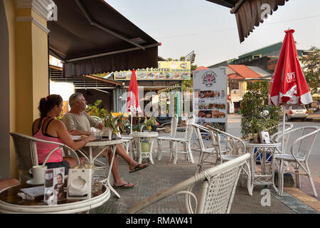 Kambodscha, Kampot Kampot Provinz, Stadt, Alten Markt, am frühen Morgen, Kunden mit Frühstück in der bürgersteig Tische draußen im französischen Stil Bäckerei Stockfoto