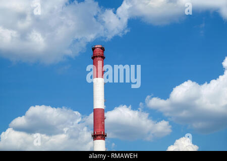 Rot-weiße, farbige Streifen industrielle Rauch am blauen Himmel mit weißen Wolken horizontal Foto Stockfoto