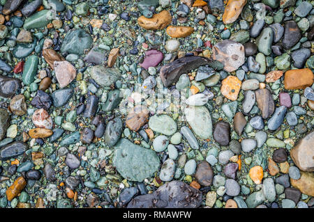 Runde Kieselsteine in verschiedenen Farben hinterlegt am Ufer des Flusses Verdeckler in Kaschmir Stockfoto