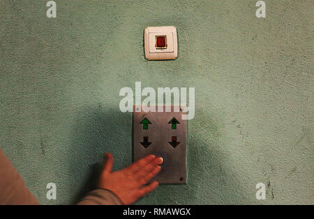 Drücken einen alten Aufzug, Details eines alten Retro Technologie und Wand. Stockfoto