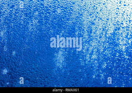 Blau abstraktes Bild von Kondensation auf ein Fenster in den Morgen. Stockfoto