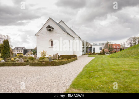 JELLING, Dänemark - 9. Mai 2017: Weiße Kirche auf dem Denkmal, das UNESCO-Weltkulturerbe Schirmherrschaft am 9. Mai 2017 in Jelling, Dänemark. Stockfoto