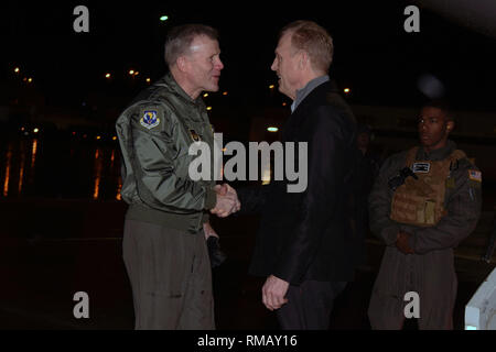 Usa handeln Verteidigungsminister Patrick M. Shanahan kommt an Air Base Ramstein, Deutschland, unterwegs nach Afghanistan, 10.02.2019. Shanahan Air Force General Tod D. Wolters, der Kommandeur der US-Streitkräfte in Europa begrüßt; Commander, U.S. Air Forces Afrika; und Kommandant, Allied Air Command, bei der Ankunft. (DoD Foto von Lisa Ferdinando) Stockfoto