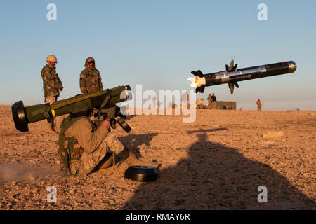 Ein Jordanien Bundeswehr Soldat mit 5 Bundesgrenzschutz Kraft Bataillon verwendet eine Schulter - gefeuert Anti-tank Missile genannt ein Speer, ein Ziel während einer Live-Fire Training am Schießplatz außerhalb von Amman, Jordanien, Feb 6, 2019 zu zerstören. Die 5 BGF BN mit der 1. Staffel von der California Army National Guard, 18 Cavalry Regiment als Teil des Jordan operativen Engagement Programm entwickelt die Fähigkeiten der JAF Soldat benötigen sichere und ihre Grenze verteidigen zu verbessern ausgebildet. (Army National Guard Foto von Sgt. First Class Brian A. Barbour) Stockfoto