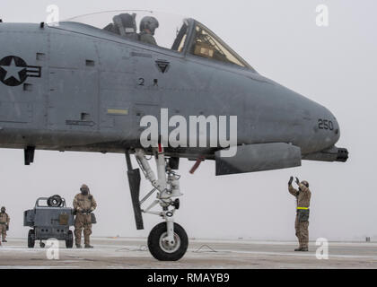 Eine engagierte Mannschaft Leiter aus der 124 Aircraft Maintenance Squadron startet eine A-10 Thunderbolt II während einer betrieblichen Ausbildung Versammlung bei Gowen Field, Boise, Idaho am Februar 9, 2019. Die Piloten und Crew Chiefs arbeiten eng zusammen, um sicherzustellen, dass eine erfolgreiche Sortie auftreten können. (U.S. Air National Guard Foto von Master Sgt. Joshua C. Allmaras) Stockfoto