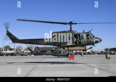 Ein UH-1N Tick mit Generalmajor Mark E. Weatherington, Bildung und Ausbildung Befehl stellvertretender Kommandant und Besatzungsmitglieder Aufzüge - aus dem Boden in Kirtland Air Force Base, N.M., Feb 12, 2019. Weatherington wurde hier auf eine zweitägige Tour der 58 Special Operations Wing, selbst mit dem Flügel und der Fokussierung auf Innovation vertraut zu machen. (U.S. Air Force Foto: Staff Sgt. Kimberly Nagle) Stockfoto