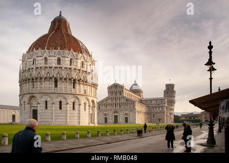 PISA, Italien - 12. JUNI 2009: Mittelalterliche Schiefen Turm von Pisa (Torre di Pisa) an der Piazza dei Miracoli (Piazza del Duomo), berühmten UNESCO Welterbe, t Stockfoto