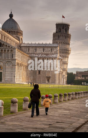 PISA, Italien - 12. JUNI 2009: Mittelalterliche Schiefen Turm von Pisa (Torre di Pisa) an der Piazza dei Miracoli (Piazza del Duomo), berühmten UNESCO Welterbe, t Stockfoto