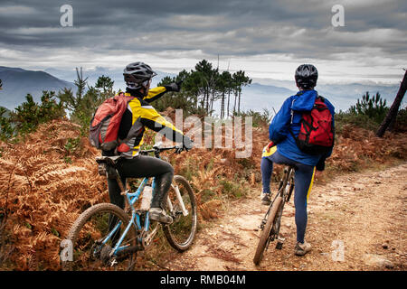 PISA, Italien - 12. JUNI 2009: Radfahrer unbekannt im Wege des Berges Gewächshaus (Monte Serra) im Herbst Zeitraum, Pisa, Toskana Stockfoto