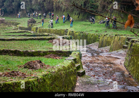 LUCCA, Italien - 12. JUNI 2009: Unbekannter Radfahrer radeln in Aquädukt bei Guamo, in der Nähe von Lucca, Toskana, Italien, gebaut von Lorenzo Nottolini 1823 Stockfoto