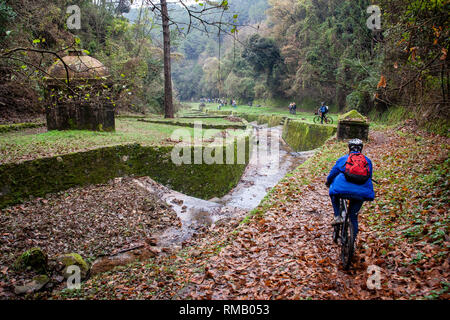 LUCCA, Italien - 12. JUNI 2009: Unbekannter Radfahrer radeln in Aquädukt bei Guamo, in der Nähe von Lucca, Toskana, Italien, gebaut von Lorenzo Nottolini 1823 Stockfoto