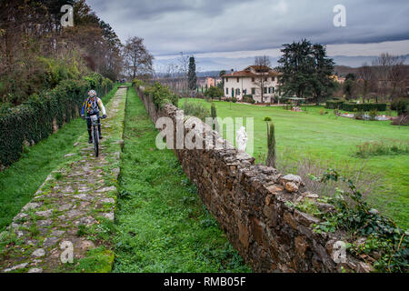 LUCCA, Italien - 12. JUNI 2009: Unbekannter Radfahrer radeln in Aquädukt bei Guamo, in der Nähe von Lucca, Toskana, Italien, gebaut von Lorenzo Nottolini 1823 Stockfoto