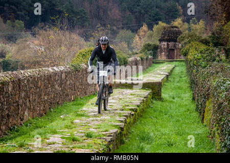 LUCCA, Italien - 12. JUNI 2009: Unbekannter Radfahrer radeln in Aquädukt bei Guamo, in der Nähe von Lucca, Toskana, Italien, gebaut von Lorenzo Nottolini 1823 Stockfoto