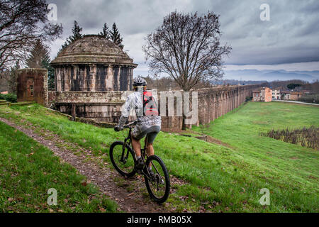 LUCCA, Italien - 12. JUNI 2009: Unbekannter Radfahrer radeln in Aquädukt bei Guamo, in der Nähe von Lucca, Toskana, Italien, gebaut von Lorenzo Nottolini 1823 Stockfoto