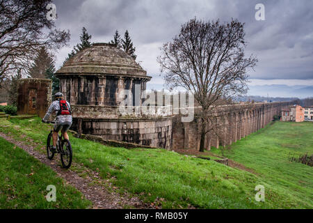 LUCCA, Italien - 12. JUNI 2009: Unbekannter Radfahrer radeln in Aquädukt bei Guamo, in der Nähe von Lucca, Toskana, Italien, gebaut von Lorenzo Nottolini 1823 Stockfoto