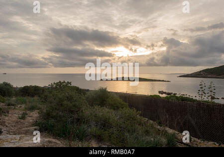 Die Cala Sa Sal Rossa in Ibiza in der Morgendämmerung, Spanien Stockfoto