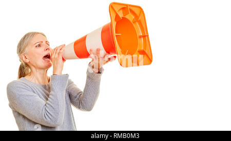 Wütend ältere Frau nutzt Pylon wie Megaphon für die Kommunikation Stockfoto