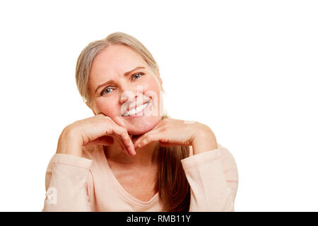 Ältere Frau lächelt zufrieden von vorne in die Kamera Stockfoto