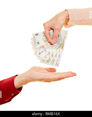 Frau gibt dem Menschen eine Menge Geld in Form von Euro Rechnungen Stockfoto