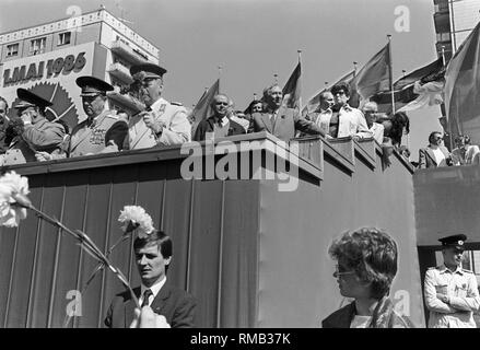 Mai 1, 1986 in der Karl-Marx-Allee, Generäle auf der Tribüne, Deutschland, Berlin-Mitte, 01.05.1986. Stockfoto