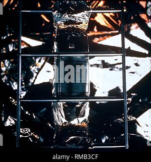 Nach der Rückkehr der Mondlandefähre "Eagle", um die Umlaufbahn Befehl Modul "Kolumbien", die untere Hälfte des Moduls "Eagle" blieb auf dem Mond. Es diente als Plattform für den Rückflug. An seinem Fuß gibt es ein Abzeichen tragen die Unterschriften von drei Astronauten von Apollo 11, Neil A Armstrong, Michael Collins und Edwin Aldrin, sowie von US-Präsident Richard Nixon. Es trägt auch die Inschrift: "Hier Männer aus Erde setzen Sie einen Fuß auf den Mond Juli 1969 AD. Wir kamen in Frieden für die ganze Menschheit." Stockfoto