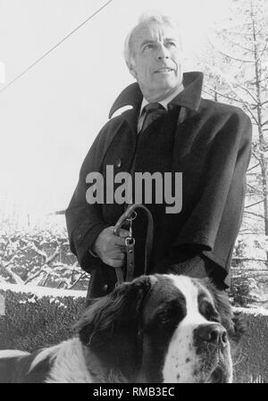 Johannes Heesters (* 1903), Schauspieler und Sänger Dutch-Austrian, mit seinem St. Bernard. Stockfoto