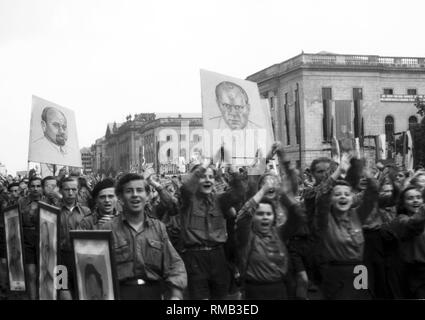 Massenbereitstellung von Mitglieder der FDJ am Ende der Deutschlandtreffen (Deutschland) der DDR-Jugendorganisation in Ost Berlin, Demonstranten mit Porträts von Walter Ulbricht und Otto Grotewohl. Stockfoto