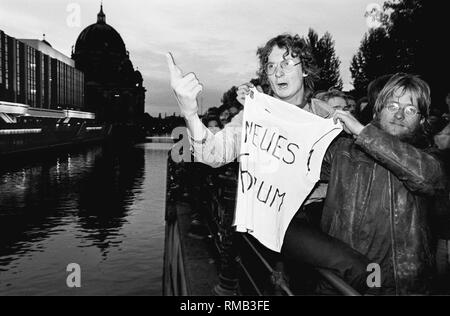 Zum 40. Jahrestag der Gründung der DDR erfolgt eine spontane Demonstration der Opposition und der bürgerrechtsbewegungen. Es sind die Anrufe für die Pressefreiheit und freie Wahlen. Die Öffnung der Grenzen zum ersten Mal gefordert. Das Bild zeigt die Demonstranten an den Bahnanlagen, wo die Partei- und Staatsführung der DDR in einem Festakt feiern. Stockfoto