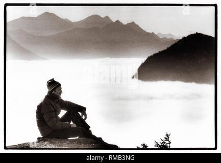 Alpinismus, Berg wandern: Bergsteiger mit einem Rest über den Wolken auf dem Höhepunkt der Jochberg, im Bereich der Walchensee, im Hintergrund das Wettersteingebirge, November 1983. Stockfoto